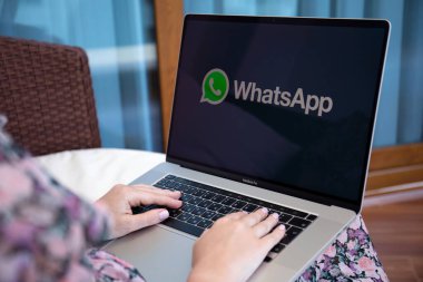 Alanya, Türkiye - 8 Haziran 2020: Macbook Pro 16 'yı elinde kurye WhatsApp ile tutan kadın.