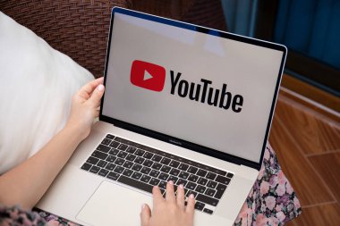 Alanya, Türkiye - 8 Haziran 2020: Kadın Apple Macbook Pro 16 uygulamasını YouTube üzerinden ekran laptopunda canlı yayın medyası ve video sunuyor.