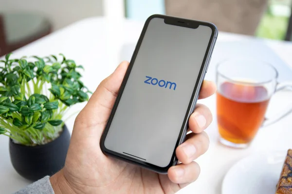 Alanya トルコ 2020年5月28日 Zoom Video Communicationsアプリケーションを呼び出してIphone 11を手に持つ男 Iphone 11はApple Inc — ストック写真