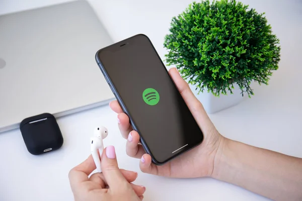 Alanya Turkey July 2020 Woman Holding Iphone Airpods Music Service — Stock Photo, Image