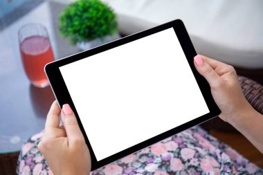 Kadın elleri kafeteryadaki masanın üzerinde izole ekran tableti tutuyor.