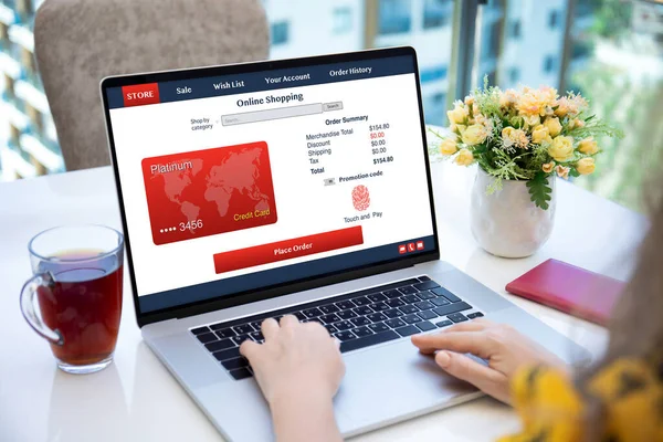 Donna Che Utilizza Applicazione Shopping Online Sul Computer Portatile Nel — Foto Stock