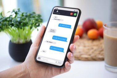 Uygulama kuryesiyle el ele tutuşan kadın ve Cafe 'deki masadan gelen arama.