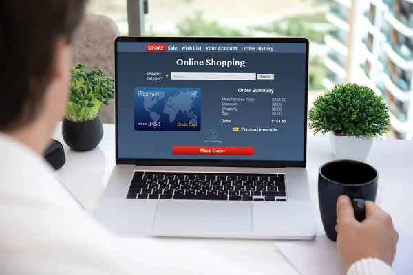 Man Using Online Shopping Application Computer Laptop Offic — Stock Photo, Image