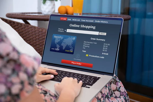 Woman Using Online Shopping Application Computer Laptop Home Room — Stock Photo, Image