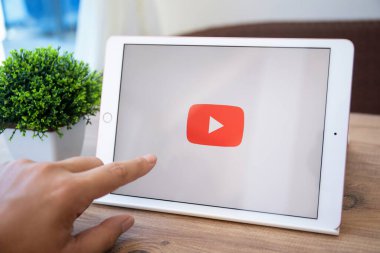 Alanya, Türkiye - 10 Eylül 2020: İnsan eli iPad 7 Gold 'a ekranda uygulama video servisi YouTube ile dokundu