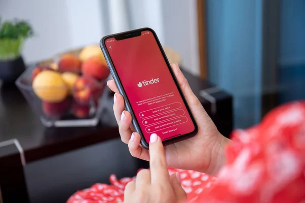 กรกฎาคม 2020 Iphone บบร การเคร ายส งคม Tinder บนหน าจอ — ภาพถ่ายสต็อก