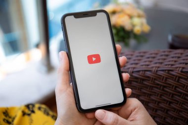 Alanya, Türkiye - 6 Haziran 2020: Apple iPhone 11 uygulaması ile el ele tutuşan kadın ekranda medya ve video sunuyor