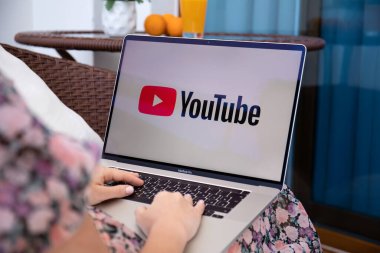 Alanya, Türkiye - 8 Haziran 2020: Kadın Apple Macbook Pro 16 uygulamasını YouTube üzerinden ekran laptopunda canlı yayın medyası ve video sunuyor