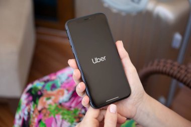 Alanya, Türkiye - 12 Haziran 2020: iPhone 11 uygulamalı kadın el bilgisayarı ekranda ve bagajda.