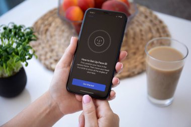 Alanya, Türkiye - 3 Temmuz 2020: Ekranda Tarama Yüz Kimliği ile iPhone 11 'i tutan kadın. iPhone 11 Apple tarafından oluşturuldu ve geliştirildi..