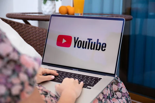 Alanya, Türkiye - 8 Haziran 2020: Kadın Apple Macbook Pro 16 uygulamasını YouTube üzerinden ekran laptopunda canlı yayın medyası ve video sunuyor