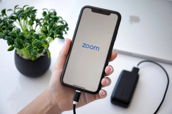 Alanya トルコ 2020年7月3日 Iphone 11とパワーバンクでZoom Video Communicationsアプリケーションを呼び出す女性の手 Iphone 11はApple Inc — ストック写真