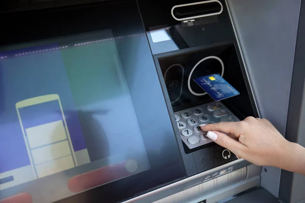 Vrouwelijke Hand Voert Pincode Een Pinautomaat Met Plastic Kaart — Stockfoto
