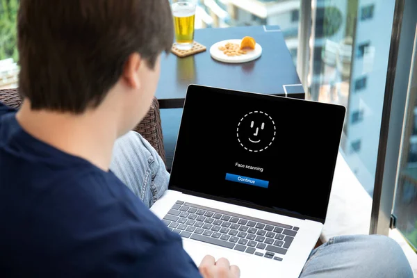 Mand Med Computer Laptop Med Ansigtsscanning Ansøgning Skærmen Cafe - Stock-foto