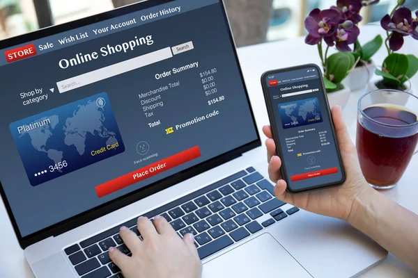 Donna Che Utilizza Applicazione Shopping Online Computer Portatile Telefono Ufficio — Foto Stock