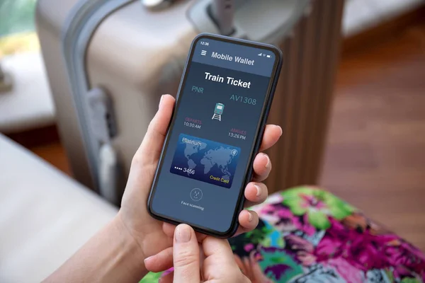 Жіночі Руки Тримають Телефон Онлайн Оплатою Квиток Поїзд Додатку Валізі — стокове фото