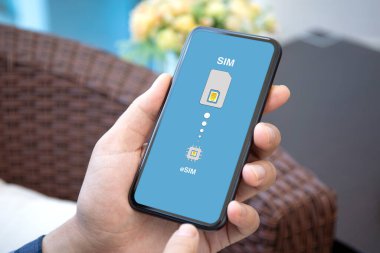 eSim 'de Sim kartının değiştirildiği bir erkek el telefonu.