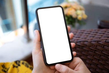 Sarı elbiseli kadın elleri telefonu kafede izole ekran ile tut