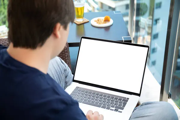 Man Die Werkt Computer Laptop Met Geïsoleerd Scherm Cafe — Stockfoto