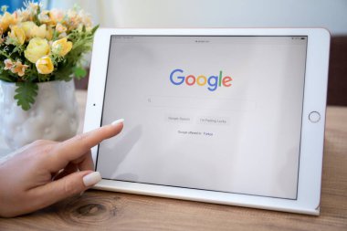 Alanya, Türkiye - 10 Eylül 2020: Ekranda sosyal ağ hizmeti Google ile iPad 7 Gold tutan kadın.