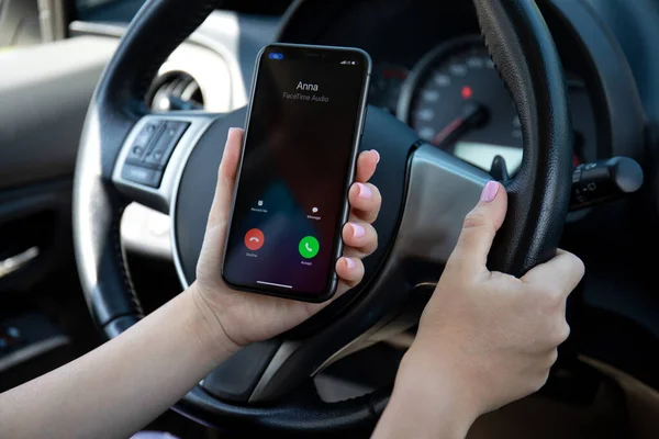 Alanya Turquia Setembro 2020 Mão Mulher Segurando Iphone Com Telefone — Fotografia de Stock