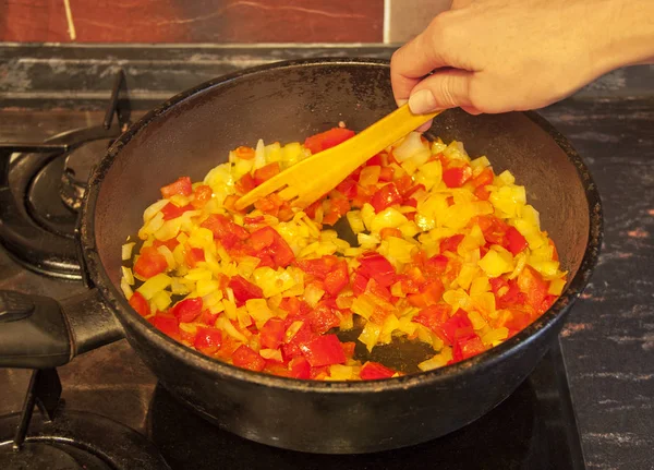 Kvinnans Hand Blandar Stekta Tomaterna Med Lök Gammal Stekpanna Med — Stockfoto