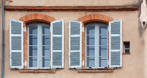 Fenster mit Rollläden an der Wand des alten Hauses — Stockfoto
