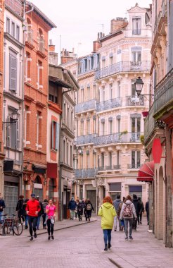 İnsanlar işlerini eski Avrupa şehrinin caddelerinde yapıyorlar.