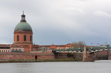 Avrupa 'nın eski şehrinde nehrin üzerindeki köprü
