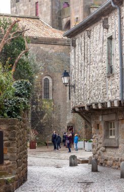 Eski bir ortaçağ kale şehrinin iç avlusu.