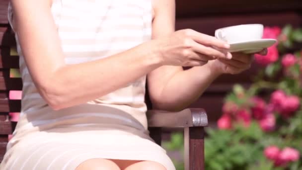 Video Una Donna Elegante Che Beve Con Latte Giardino — Video Stock