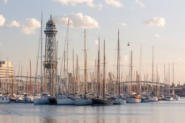 Yatlar gün batımında şehir limanında demirlenir.