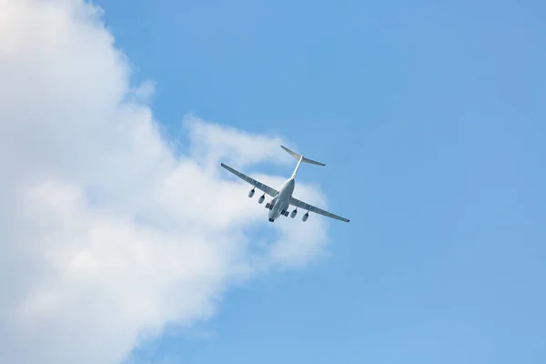 Egy Turbólégcsavaros Repülőgép Repül Égen Felhőkben Alacsony Magasságban — Stock Fotó