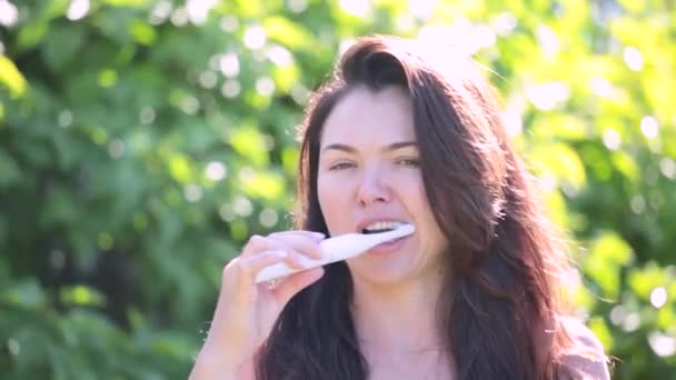 Όμορφη Μελαχρινή Κοπέλα Βουρτσίζει Δόντια Της Μια Ηλεκτρική Οδοντόβουρτσα Ένα — Αρχείο Βίντεο
