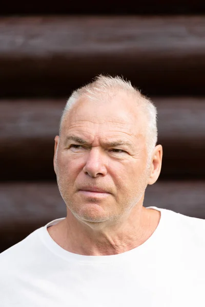 Retrato de un hombre de pelo gris con una camiseta blanca —  Fotos de Stock