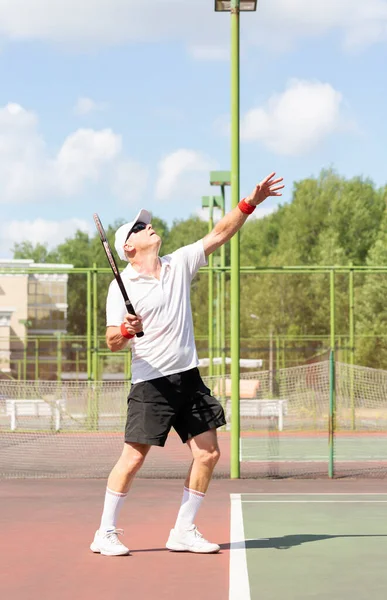 Een Oudere Man Goede Fysieke Vorm Speelt Tennis Een Buitenbaan — Stockfoto