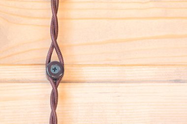 Tahta duvarda porselen yalıtkan ile bükülmüş elektrik kablosu