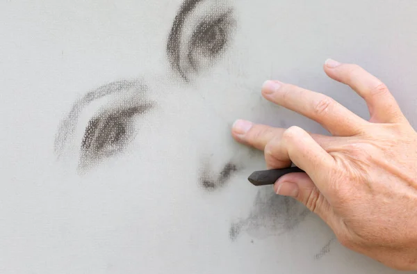 Az egyik kéz női arcot rajzol pasztell krétával. Jogdíjmentes Stock Képek