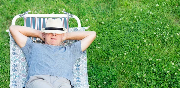 Adam hamak manzarasında dinleniyor.