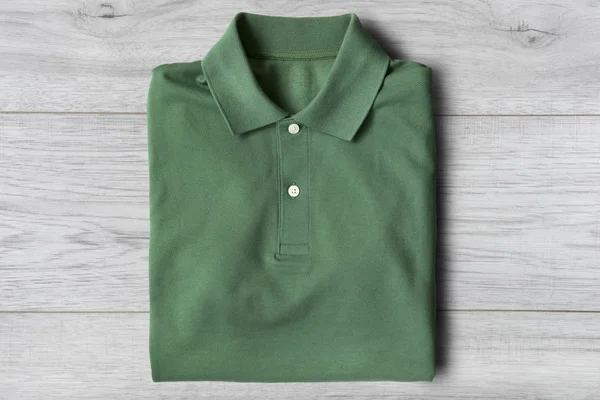 Składany Zielonej Koszuli Białym Tle Drewnianych — Zdjęcie stockowe