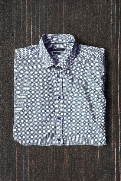 Składany Niebieski Jedwabny Shirtt Ciemnym Tle Drewnianych — Zdjęcie stockowe