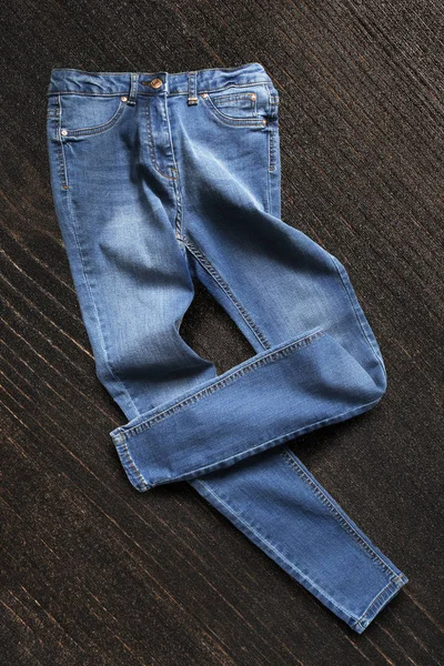 Jeans Azul Enrugado Fundo Madeira Marrom Escuro — Fotografia de Stock