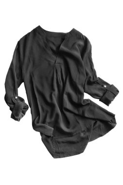 Beyaz arka plan üzerinde toplanan kollu buruşuk siyah ipek bluz