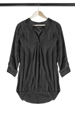 Beyaz bitti izole ahşap giysi raf asılı siyah ipek büyük boy bluz