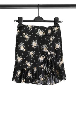 Beyaz bitti izole giysi raf asılı siyah yazdırılan mini etek