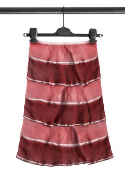 Beyaz bitti izole giysi raf asılı kırmızı ipek ruches etek