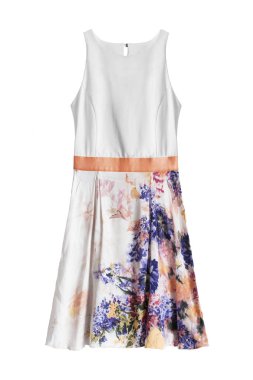 Beyaz bitti izole çiçek pastel etek ile beyaz ipek sundress