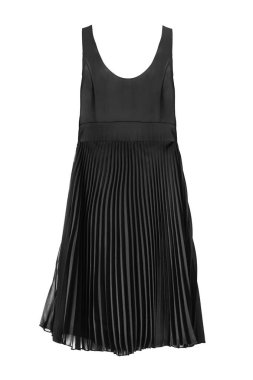 Beyaz arka plan üzerinde şifon pilili etek ile şık siyah elbise