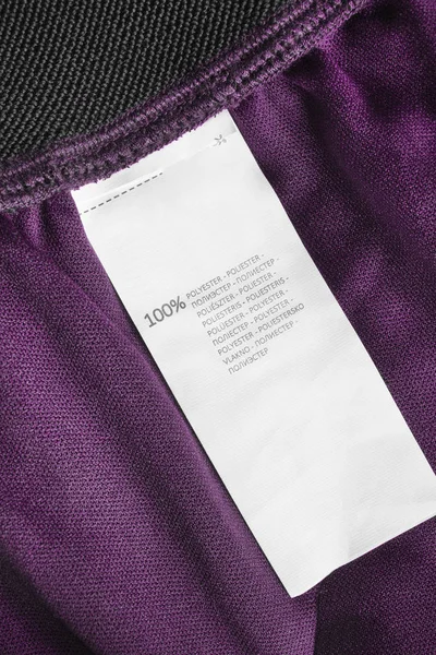 Etiqueta Ropa Composición Dice Poliéster Diferentes Idiomas Textil Púrpura — Foto de Stock